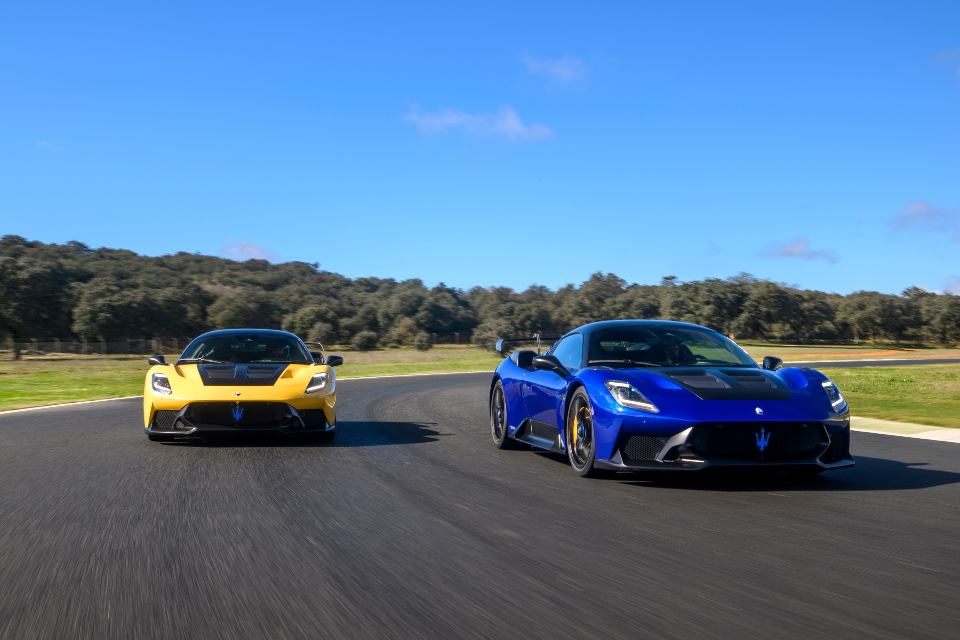 01_玛莎拉蒂GT2 Stradale超级跑车在阿斯卡里赛道（Ascari circuit）