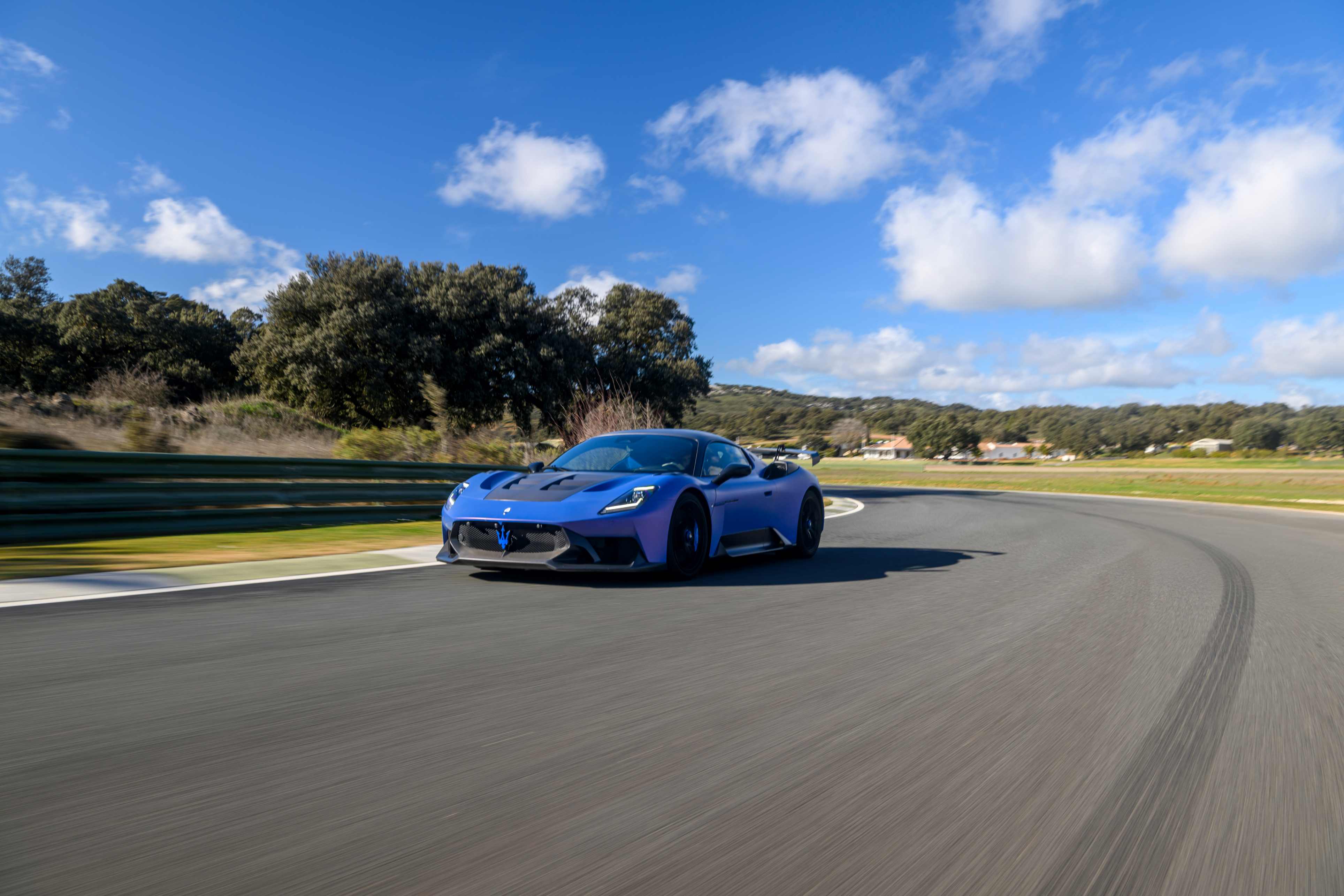 05_玛莎拉蒂GT2 Stradale超级跑车在阿斯卡里赛道（Ascari circuit）